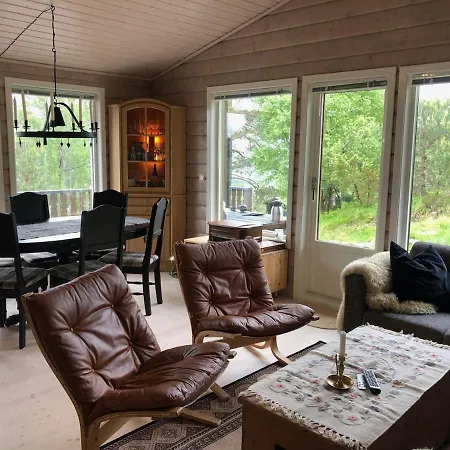 Mountain Between Pulpit Rock And Kjerag בית נופש *