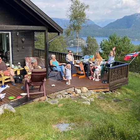 Mountain Between Pulpit Rock And Kjerag בית נופש